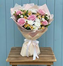Букет цветов из:  Гвоздики, Орхидеи и Розы в Жуковский