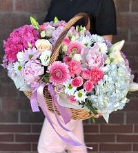 Композиция солнечный день в Жуковский Цветочная композиция из Розы, Хризантемы, Пионы и Лизиантусы в корзине в Жуковский