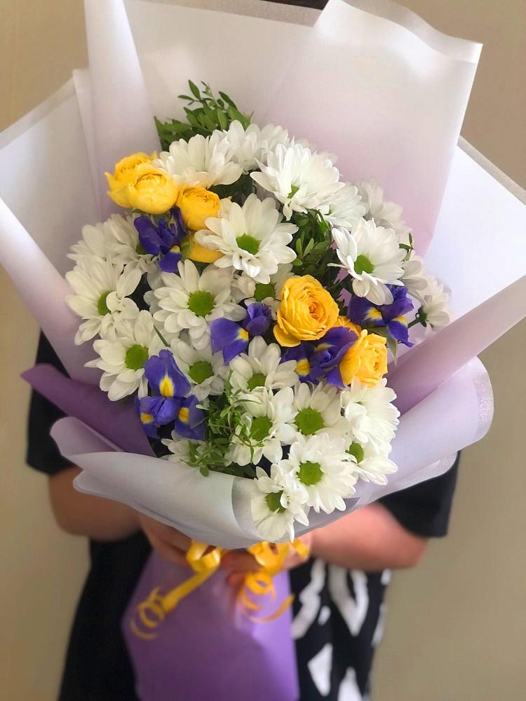 Букет цветов из: Ирисы, Хризантемы и Розы в Жуковский