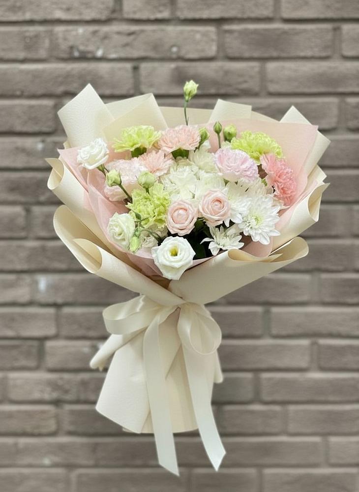 Букет цветов из: Гвоздики, Розы, Лизиантусы и Хризантемы в Жуковский