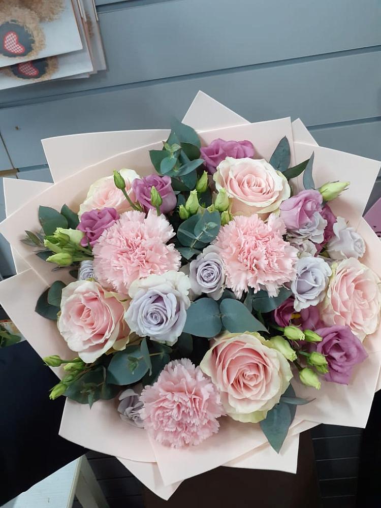 Букет цветов из: Розы, Гвоздики и Лизиантусы в Жуковский